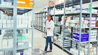 El gobierno de México informó que el abasto de medicamentos en el sistema público de salud alcanza actualmente un promedio superior al 97% en instituciones como el Instituto Mexicano del Seguro Social, el Instituto de Seguridad y Servicios Sociales de los Trabajadores del Estado y el esquema IMSS-Bienestar.

Para más información del tema, visita: https://www.eleconomista.com.mx/politica/gobierno-reporta-avance-97-abasto-medicamentos-apuesta-modernizar-compras-20260331-806741.html

Twitter: https://twitter.com/eleconomista 
Sitio web: https://www.eleconomista.com.mx/ 
Facebook: https://www.facebook.com/ElEconomista.mx 
Instagram: https://www.instagram.com/eleconomistamx

#ElEconomista #EETV #Política