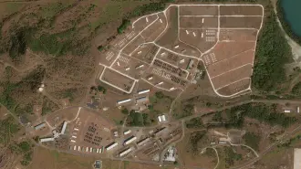 Desde el inicio de la revolución cubana, en 1959, Cuba se niega a cobrar los cheques por el arriendo de la Bahía de Guantánamo, que EE. UU. envía desde 1898 por el módico precio de 4.085 dólares al año. El contrato por tiempo indefinido que Estados Unidos forzó a Cuba a firmar fue parte del precio a pagar por la colaboración militar estadounidense para poder independizarse de los españoles. La historia detrás de este acuerdo explica décadas de desconfianza. 

¡Síguenos en nuestras redes sociales para mantenerte informado! 

Twitter: https://twitter.com/eleconomista 
Sitio web: https://www.eleconomista.com.mx/ 
Facebook: https://www.facebook.com/ElEconomista.mx 
Instagram: https://www.instagram.com/eleconomistamx 

#ElEconomista #EETV