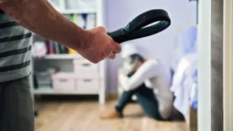 En el Senado se propone una reforma a la Ley Federal del Trabajo para proteger a víctimas de violencia doméstica en el ámbito laboral, a través de medidas como flexibilidad de jornada y protección contra despido a las víctimas.