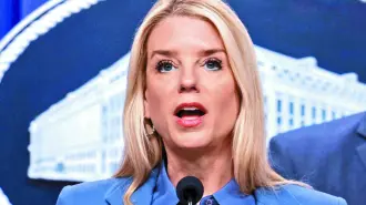 El vicefiscal general Todd Blanche, exabogado personal de Trump, ejercerá como fiscal general interino, anunció el presidente en su plataforma Truth Social.

¡Síguenos en nuestras redes sociales para mantenerte informado!