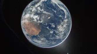 La primera imagen, titulada "Hola, Mundo", muestra la Tierra y Venus tal como se ven desde la cápsula Orión.