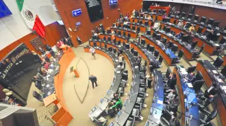 El Senado aprobó la reforma secundaria en materia de jornada laboral con una serie de modificaciones y adiciones que no solo regulan el nuevo tiempo de trabajo, sino también el tiempo extraordinario máximo permitido y formalizan la implementación del reloj checador.