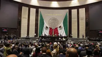 Con mayoría calificada de 377 votos a favor, 102 en contra y cero abstenciones, los legisladores de la Cámara baja avalaron en lo general el dictamen que reforma los artículos 115 y 116, y adiciona un párrafo al artículo 134 de la Constitución en materia electoral.

Para más información del tema, visita: https://www.eleconomista.com.mx/politica/camara-diputados-aprueba-general-plan-b-reforma-electoral-20260408-807838.html

¡Síguenos en nuestras redes sociales para mantenerte informado!

Twitter: https://twitter.com/eleconomista 
Facebook: https://www.facebook.com/ElEconomista.mx
Instagram: https://www.instagram.com/eleconomistamx
LinkedIn: https://www.linkedin.com/company/el-economista/

#ElEconomista #ReformaElectoral