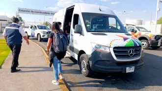 El aeropuerto ha activado protocolos de apoyo a pasajeros, brindando traslado desde un punto seguro en el ingreso hacia el edificio terminal mediante unidades.