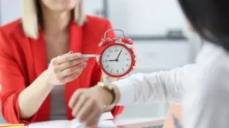 Seis de cada 10 mexicanos tienen pobreza de tiempo; la sobrecarga laboral y cuidados del hogar reducen las horas para el autocuidado, el ocio y la convivencia familiar.Tres  mujeres comparten cómo pasan 12 horas fuera de casa por el trabajo y los traslados. 

¡Síguenos en nuestras redes sociales para mantenerte informado!