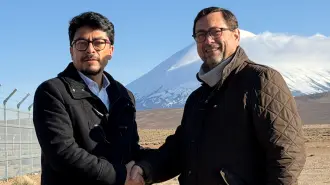 Ministro de Relaciones Exteriores de Chile, Francisco Pérez Mackenna (derecha), estrechando la mano de su homólogo boliviano, Fernando Aramayo.