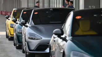 Coches Xiaomi SU7 Ultra se alinean durante una jornada de conducción en pista organizada por Xiaomi en Tianjin.