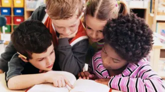 Niños y niñas leyendo.