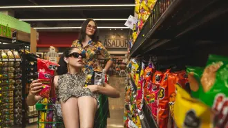Las mujeres, pese a no ser fanáticas, participan en la justa mundialista.
