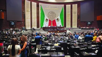 La reforma de desconexión digital, la prohibición del buró laboral o la transparencia salarial, son algunos de los proyectos que no vieron la luz en ambas Cámaras del Congreso de la Unión. 
Para más información del tema, visita: https://www.eleconomista.com.mx/capital-humano/6-reformas-laborales-quedaron-congeladas-20260507-812206.html

Twitter: https://twitter.com/eleconomista 
Sitio web: https://www.eleconomista.com.mx/ 
Facebook: https://www.facebook.com/ElEconomista.mx 
Instagram: https://www.instagram.com/eleconomistamx 

#ElEconomista #EETV #CapitalHumano