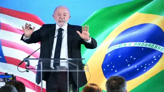 El presidente brasileño Luiz Inácio Lula da Silva habla durante una conferencia de prensa en la Embajada de Brasil después de su reunión en la Casa Blanca con el presidente estadounidense Donald Trump.