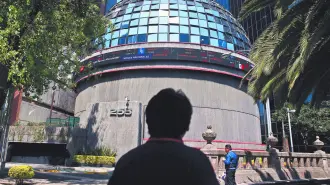 Los índices locales cayeron, siguiendo el sentimiento en sus pares del exterior, por la preocupación sobre Oriente Medio y la fragilidad del alto el fuego en la guerra.
Para más información del tema, visita: https://www.eleconomista.com.mx/empresas/mundial-2026-crt-libera-espectro-expres-industria-advierte-demasiado-tarde-20260512-813085.html 

Twitter: https://twitter.com/eleconomista 
Sitio web: https://www.eleconomista.com.mx/ 
Facebook: https://www.facebook.com/ElEconomista.mx 
Instagram: https://www.instagram.com/eleconomistamx 

#ElEconomista #EETV #Mercados