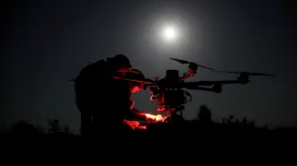 Soldados de la 24.ª Brigada Mecanizada Rey Danylo de las Fuerzas Armadas de Ucrania preparan un dron de combate pesado Kazhan.