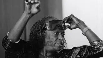 Miles Davis durante una conferencia de prensa en su hotel en Niza, tomada el 15 de julio de 1985. Foto: AFP