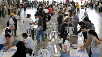 Funcionarios de un centro de votación realizan el recuento de votos en un colegio electoral.