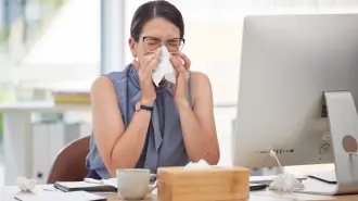 El síndrome del edificio enfermo es cuando las condiciones del espacio de trabajo afectan la salud de los empleados.