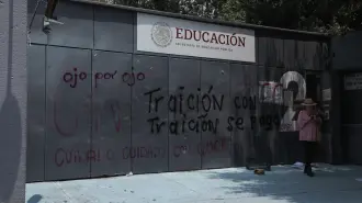 Integrantes de la CNTE irrumpieron en las instalaciones de la Secretaría de Educación Pública como parte de sus protestas para exigir mejoras salariales.