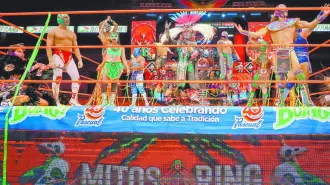 La Catedral de la Lucha libre se enciende con un espectáculo que fusiona combate en el ring, danza ritual y narrativa audiovisual, donde luchadores y danzantes escenifican la cosmogonía prehispánica y la lucha del bien y el mal, la vida y la muerte, en el cuadrilátero. Estreno el 11 de junio.

Para más información del tema, visita: https://www.eleconomista.com.mx/arteseideas/mitos-ring-dioses-descienden-pancracio-20260604-817019.html 

¡Síguenos en nuestras redes sociales para mantenerte informado!

#ElEconomista #LuchaLibre