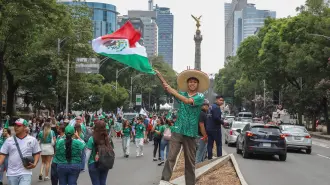 Aficionados se congregan en Paseo de la Reforma para ver el partido México vs. Ecuador del Mundial 2026.