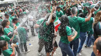 Aficionados se congregan en Paseo de la Reforma para ver el partido México vs. Ecuador del Mundial 2026.