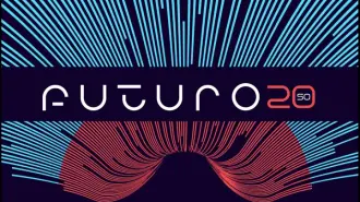 El Mundial 2026 será también un torneo de datos. En este episodio de Futuro 2050, Rodrigo Riquelme y Ana Karen García explican cómo la FIFA usará cámaras de seguimiento, un sensor dentro del balón, recreaciones 3D, cámara corporal arbitral y Football AI Pro para apoyar decisiones, analizar partidos y transformar las transmisiones. El episodio también muestra cómo esa información servirá a selecciones, organizadores, televisoras y marcas, mientras el ISAC Bot proyecta para México una ventaja en la fase de grupos y apenas 0.19% de probabilidad de ganar la Copa.