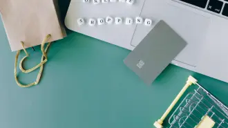 Una computadora, una tarjeta y podemos tomar decisiones de compra con solo un click.