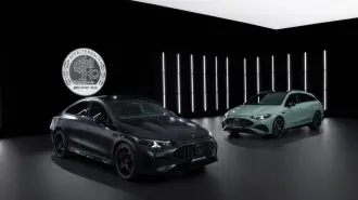 Mercedes-AMG CLA 45 4MATIC+ EVCoupé:Exterieur Farbe: MANUFAKTUR graphit grau magnoInterieur Polster: ARTICO/Microcut schwarz / racegelbEnergieverbrauch kombiniert: 18,7‒16,5 kWh/100 km | CO₂-Emissionen kombiniert: 0 g/km | CO₂-Klasse: AShooting Brake:Exterieur Farbe: Aqua-Mint UniInterior Polster: ARTICO/Microcut schwarzEnergieverbrauch kombiniert: 19,6‒17,4 kWh/100 km | CO₂-Emissionen kombiniert: 0 g/km | CO₂-Klasse: ADie Angaben sind vorläufig. Es liegen bislang weder bestätigte Werte von einer amtlich anerkannten Prüforganisation noch eine EG-Typgenehmigung noch eine Konformitätsbescheinigung mit amtlichen Werten vor. Abweichungen zwischen den Angaben und den amtlichen Werten sind möglich. The new Mercedes-AMG CLA 45 4MATIC+ electric.Coupé:Exterior color: MANUFAKTUR graphite grey magnoInterior: ARTICO Microcut black / race yellowEnergy consumption combined: 18.7–16.5 kWh/100 km | Combined CO₂ emissions: 0 g/km | CO₂ class: AShooting Brake:Exterior color: Aqua-mint non-metallicInterior: ARTICO Microcut BlackEnergy consumption combined: 19.6–17.4 kWh/100 km | Combined CO₂ emissions: 0 g/km | CO₂ class: AThe figures are provisional. To date, there are no confirmed figures from an officially recognised testing organisation, nor is there an EC type-approval or a certificate of conformity containing official figures. There may be discrepancies between the figures provided and the official figures.