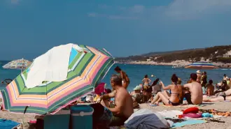 Salir de vacaciones de verano en 2026 es más caro. Conoce las razones detrás del alza en hospedaje y cómo proteger tu bolsillo frente a la inflación turística.
