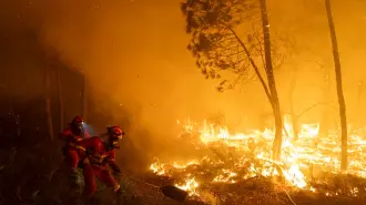 Bomberos y efectivos de la Unidad Militar de Emergencias trabajan para contener varios incendios forestales que afectan el centro y noreste de España. Las llamas han amenazado zonas pobladas, destruido viviendas y obligado a evacuar a más de 19 mil personas.