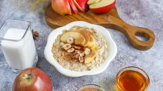 Avena con manzana cocida, yogurt y nueces: el desayuno completo con fibra, proteína y grasas saludables