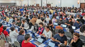 Jóvenes aspirantes a una licenciatura de la UNAM realizan el examen de control presencial.