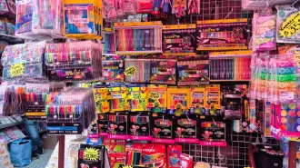 La calle de Mesones en la Ciudad de México tiene dos contrastes; entre el negocio formal que identifica bajas ventas y los puestos ambulantes con ventas altas.