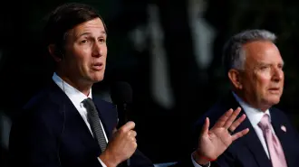 Jared Kushner , yerno del presidente estadounidense Donald Trump, habla mientras el enviado especial de Estados Unidos, Steve Witkoff, escucha durante una conferencia de prensa conjunta.