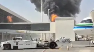 Humo y llamas se elevan desde el aeropuerto Rey Khalid, luego de que los hutíes de Yemen, respaldados por Irán, dijeran que atacaron el aeropuerto, en Riad , Arabia Saudita.