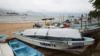 Habitantes del puerto de Acapulco, Guerrero, se alistan ante el paso del huracán Trudy que se debilitó a categoría 1.