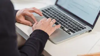 El malware es un programa diseñado para infiltrarse sin permiso en los dispositivos y hacer fraudes bancarios, robando credenciales o manipulando transferencias, tomando en algunos casos el control del dispositivo.