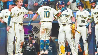 Sal Frelick, de los Milwaukee Brewers, celebra con sus compañeros tras conectar un jonrón ante los Tampa Bay Rays durante el segundo juego de la Serie Mundial 2026. Foto: Imagn Images./ Reuters