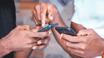 two young african people people using their mobile phones, transferring media
CELULARES
TELEFONO INTELIGNETE
SMARTPHONE
MANOS DE VARONES CON TELEFONIA MOVIL