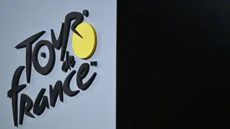 Logo del Tour de Francia durante la presentación oficial de las ediciones masculina y femenina de las rutas del Tour de Francia de 2025 en París