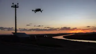El dron DJI Mavic 3 pasa junto a una torre de vigilancia del gobierno estadounidense cerca de la frontera entre Estados Unidos y México el 27 de septiembre de 2022 en Yuma, Arizona.