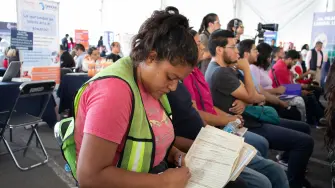 Jóvenes buscando empleo.