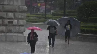 Personas se refugian bajo paraguas de la lluvia en la Ciudad de México.