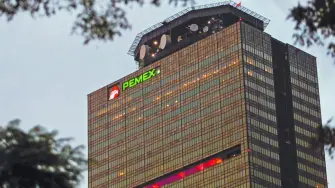 En el primer informe de gobierno de la presidenta Claudia Sheinbaum se precisa que fueron suscritos los primeros 11 contratos como parte de una etapa inicial. Pemex espera cerrar 21 esquemas de desarrollo mixto este año.

Para más información del tema, visita: https://www.eleconomista.com.mx/empresas/pemex-concreta-primeros-contratos-mixtos-aumentar-produccion-hidrocarburos-20250902-775358.html

¡Síguenos en nuestras redes sociales para mantenerte informado!

Twitter: https://twitter.com/eleconomista 
Facebook: https://www.facebook.com/ElEconomista.mx
Instagram: https://www.instagram.com/eleconomistamx
LinkedIn: https://www.linkedin.com/company/el-economista/

#ElEconomista #EETV