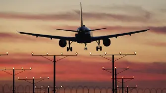 Avión de Delta Airlines despegando.
