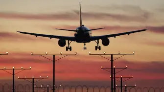 Avión de Delta Airlines despegando.