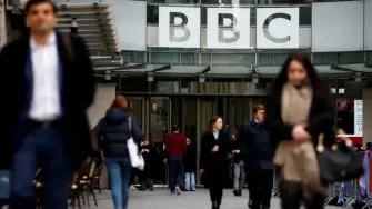 La ministra británica de Cultura, Lisa Nandy, calificó horas antes como "extremadamente grave" la acusación contra BBC por presentar declaraciones de Trump de manera engañosa en un documental.

Para más información del tema, visita: https://www.eleconomista.com.mx/internacionales/director-general-bbc-anuncia-dimision-edicion-enganosa-discurso-trump-20251109-785762.html

¡Síguenos en nuestras redes sociales para mantenerte informado!

Twitter: https://twitter.com/eleconomista 
Facebook: https://www.facebook.com/ElEconomista.mx
Instagram: https://www.instagram.com/eleconomistamx
LinkedIn: https://www.linkedin.com/company/el-economista/
T

#ElEconomista #EETV