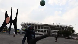 CIUDAD DE MÉXICO, 07DICIEMBRE2025.- Algunos asistentes a la Posada Antimundial dominaron un balón en la explanada del Estadio Azteca. FOTO: DANIEL AUGUSTO/ CUARTOSCURO.COM