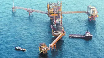 Al tercer trimestre del 2025 las ventas por exportaciones representaron 35% de los casi 380,000 millones de pesos que ingresó Pemex. Foto: Reuters.