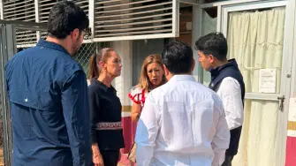 La presidenta Claudia Sheinbaum acudió al hospital del ISSSTE en Tehuantepec, para reunirse con las víctimas del descarrilamiento del tren ocurrido el domingo pasado.