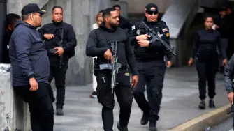 Agentes de la policía de Venezuela recorren las calles de Caracas, después de que las fuerzas de EU capturaran a Nicolás Maduro.